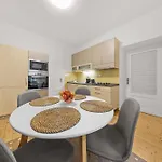 Historic Center Klemensova Apartment